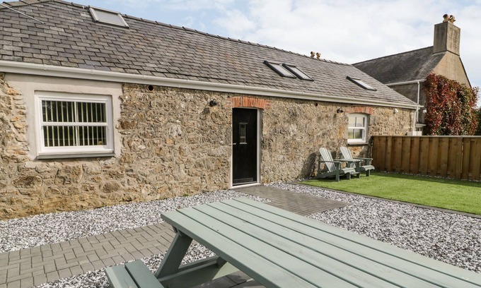 Llangefni Cottage | 1 MOUNTAIN VIEW, pet friendly, character holiday cottage in Llangefni