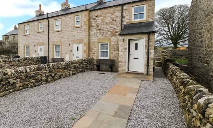 Blackwell in the Peak Cottage | 1 PRIMITIVE CROFT, pet friendly, with open fire in Chelmorton