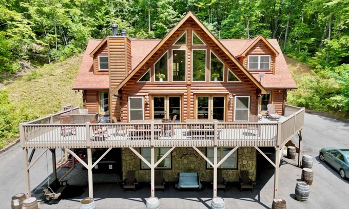 Black Mountain Cabin | #1 PRVT. BLACK-MT. LUX LOG ESTATE./HOT TUB/GAME RM/PETS/2 FIRE PL. 6/6.5
