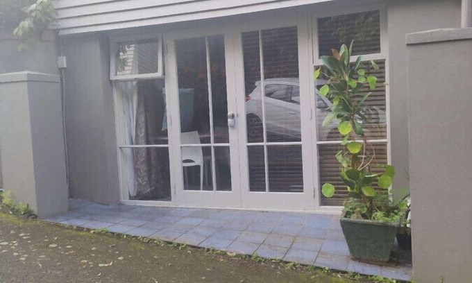 Epsom House | 1 Queen Bed and 1 Sofa Bed, Studio B, 25 Glenfell Place, Epsom, Auckland