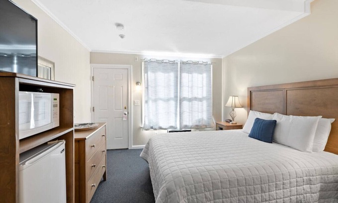 Falmouth Heights Hotel | 1 Queen Bed Suite Close to Beach & Dining