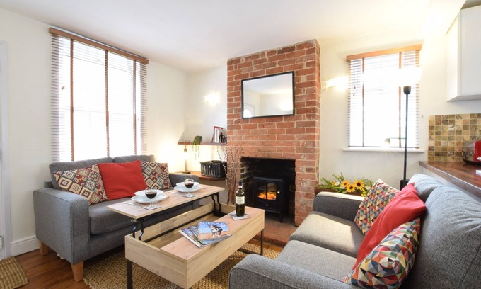 Martlesham Heath Cottage | 1 TAILORS COTTAGE, WOODBRIDGE, pet friendly in Woodbridge