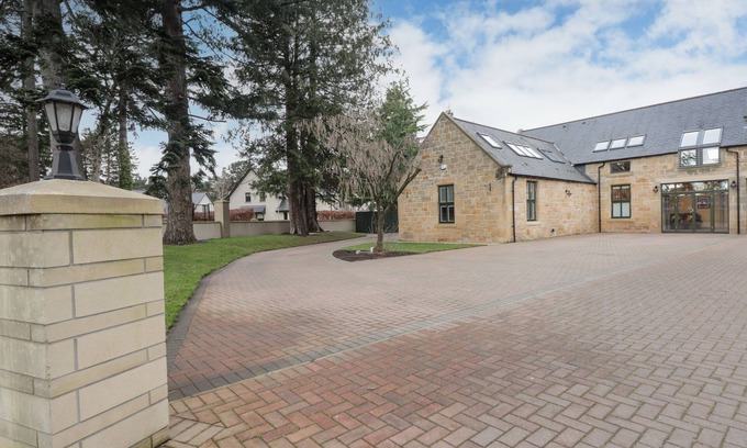 Elgin House | 1 THE COACH HOUSE, pet friendly, with hot tub in Elgin