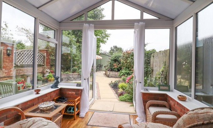 Old Newton House | 1 THE GARDENS, pet friendly, with a garden in Haughley