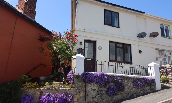 Ventnor Cottage | 1 TULSE HILL COTTAGES, pet friendly, with a garden in Ventnor