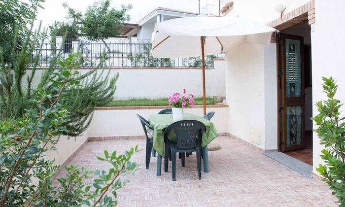 Torre di Bari Apartment | 1 two-room apartment to the sea, with veranda, sun umbrella and outdoor furniture