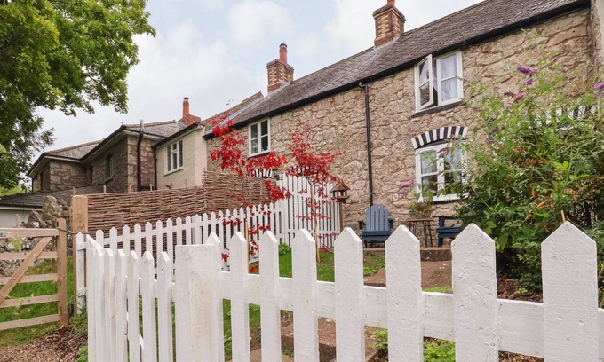 Llanfair-Dyffryn-Clwyd Cottage | 1 TY CAPEL, pet friendly, character holiday cottage in Pwllglas