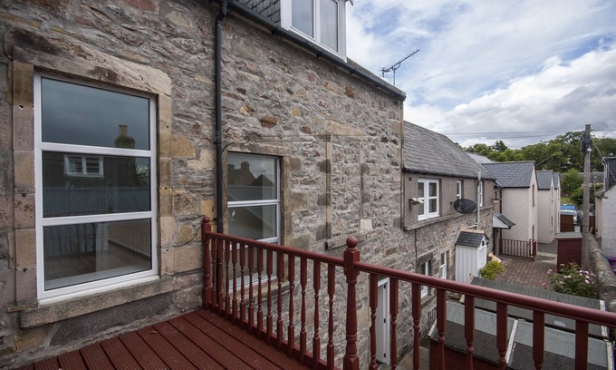 Forres Apartment | 1 Varis Apartments