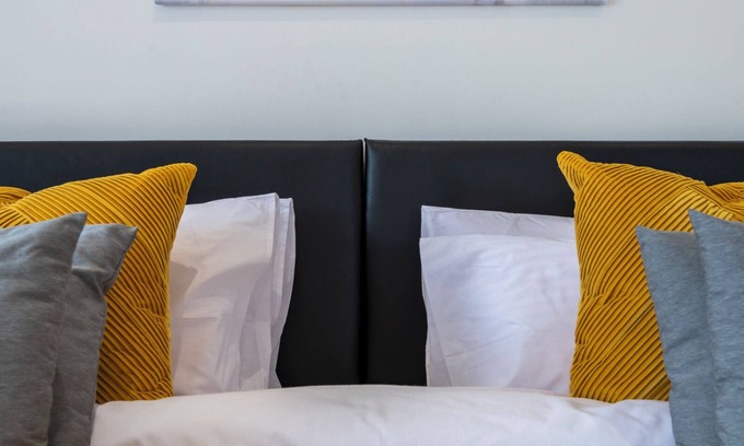 Heston West House | 10%-30%Discount|4BrHs|London|Sleeps7|Free Parking|SuperKingBeds|En-Suite|