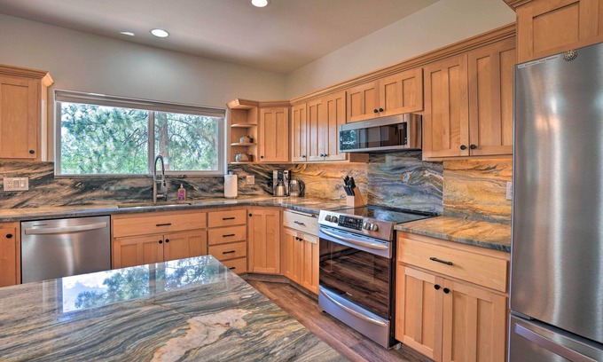 Deschutes River Woods House | 10-Acre Bend Home < 4 Mi to Old Mill District