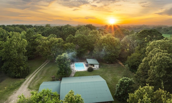 Broken Bow Resort | 10 Acre retreat for groups and events sleeps 34. Pickleball court & pool
