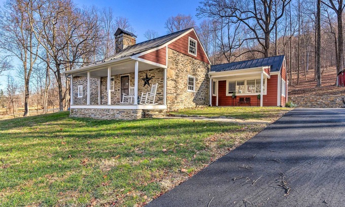 Purcellville Cabin | 10-Acre Sanctuary w/ Hot Tub, Fire Pit & View