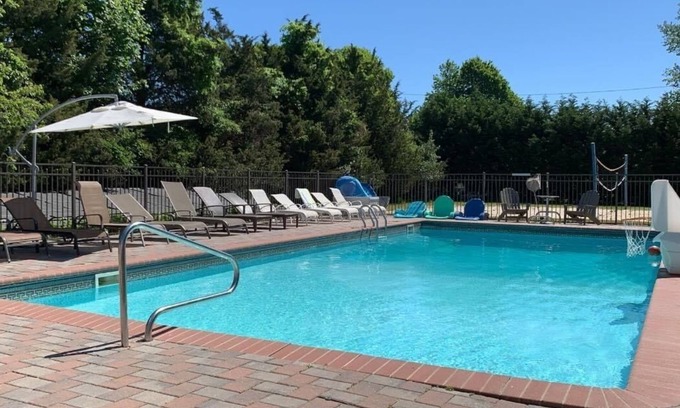 Hampton Bays House | 10 Bedroom Hampton House with a regulation size Pickleball court