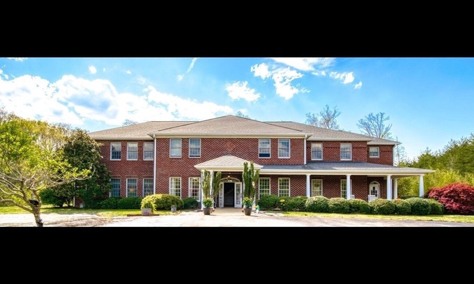 Merrimac House | 10 bedroooms/baths, 4 mi from VT