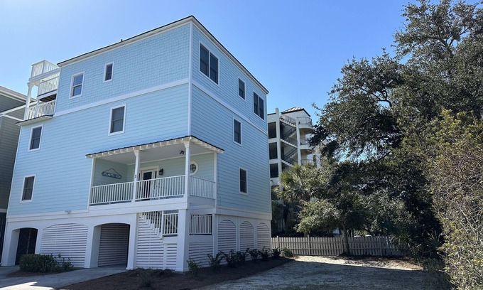 Isle of Palms House | 10 BR & 6 BA-Sleeps 22- recently renovated