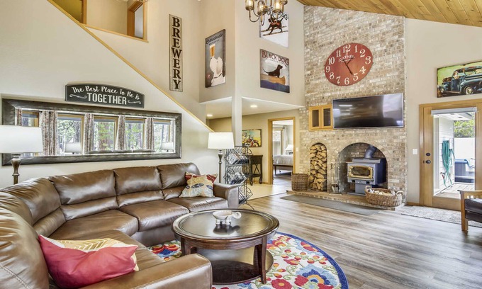 Sunriver House | 10 Conifer-Sunriver, Oregon: Hot Tub, BBQ, WiFi, SHARC Aquatics, Tubing Hill, Mt. Bachelor, Golf, Deschutes River, Tennis, Bike Paths