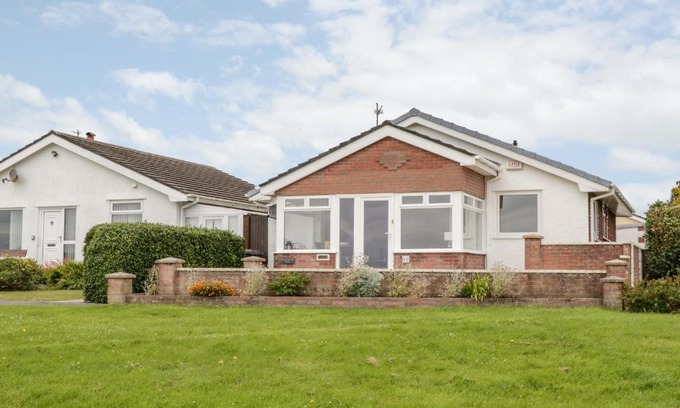 Rhoscolyn House | 10 Heol Bradwen