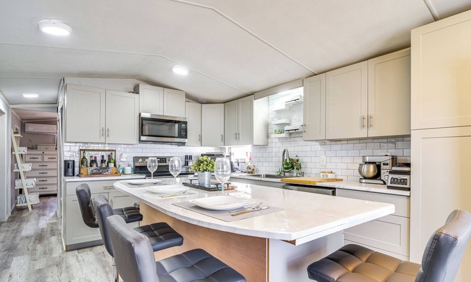 Largo House | 10 Mi to Beaches: Home w/Pool Access in Largo!