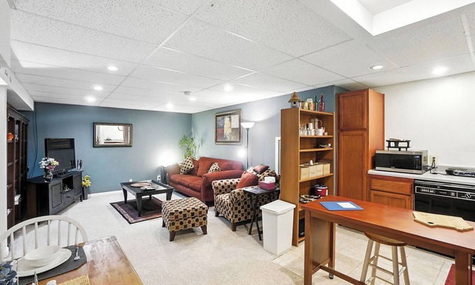 Anderson Township Apartment | 10 Mi to Dtwn: Cozy Couple's Getaway in Cincinnati