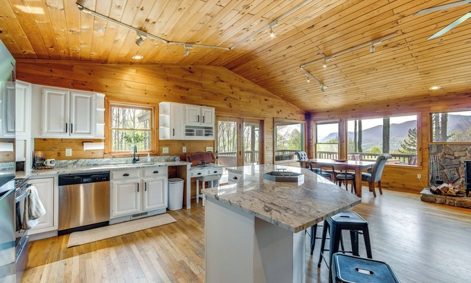 Balsam House | 10 Mi to Waynesville: Cabin w/Hot Tub & Mtn Views