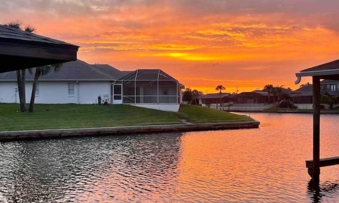 Palm Harbor House | 10 min from beach access, sleeps 10 private dock
