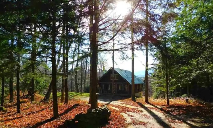 South Londonderry Ski Chalet | 10 min from Stratton! Log Cabin w/Beautiful Views