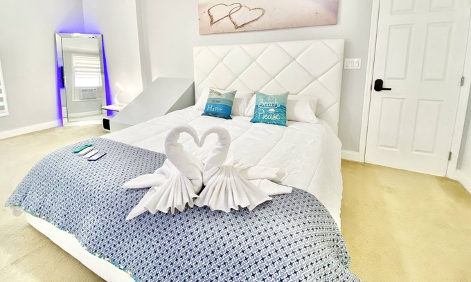 Tarpon River House | 10 Min to Las Olas Beach: Central Luxury 2 Bedroom House for a Romantic Getaway!