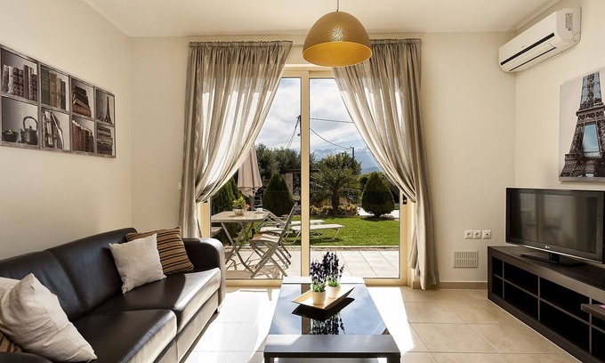 Sternes Apartment | 10 mins from the airport, pool, family friendly, mountain view, self check-out