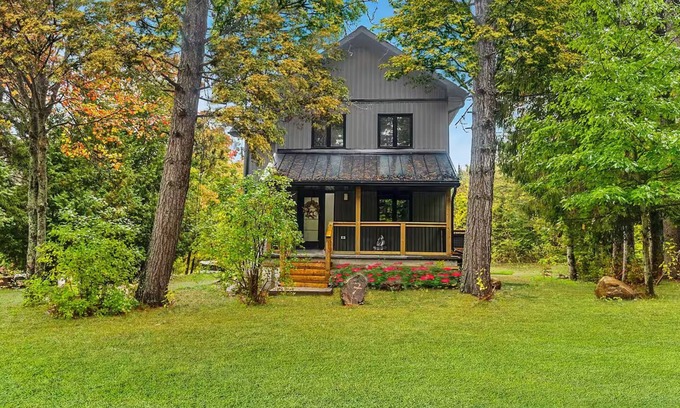 Whitney House | 10 Mins to Algonquin, Hot tub, Games