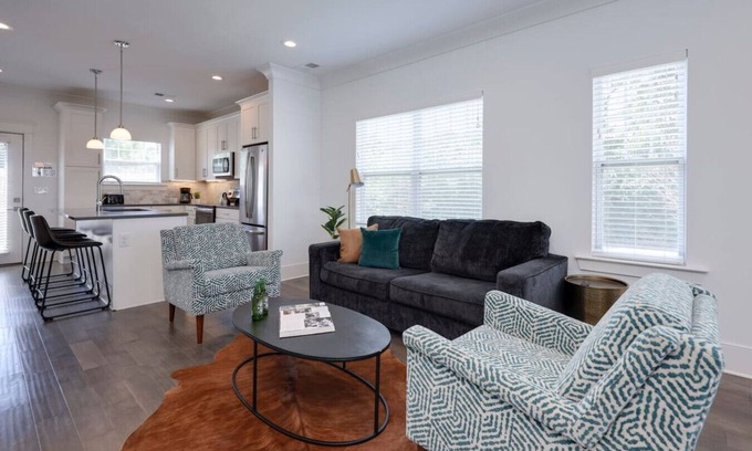 Charlotte Park House | 10 Mins To Broadway - Luxurious Gated Townhome