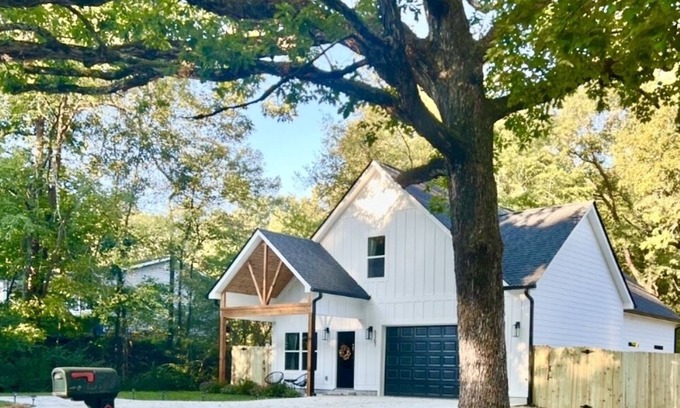 Lupton City House | 10 mins to Downtown Lux House, Hot Tub, Pet Friendly, Fenced Back Yard