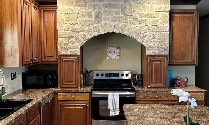 Nemo House | 10 mins to Lake Granbury and Glen Rose. Pet Friendly!