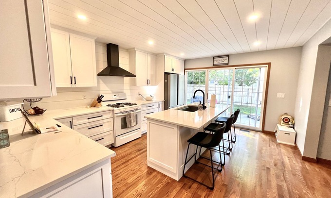 South Bend House | ☘️ 10 mins to Notre Dame, 4 Bedrooms, Garage Park, Restaurants Close. Go Irish!☘️