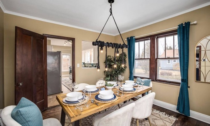 Ann Arbor House | 10 Mins To The Big House/Sleeps Up To 10 Guests