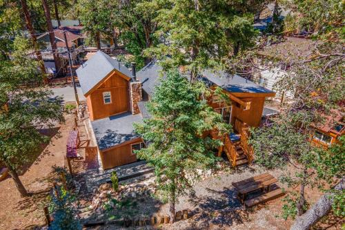 Upper Moonridge House | 10 Mins to the Lake Hot Tub Game Room Modern Cabin Bearpaw by AvantStay