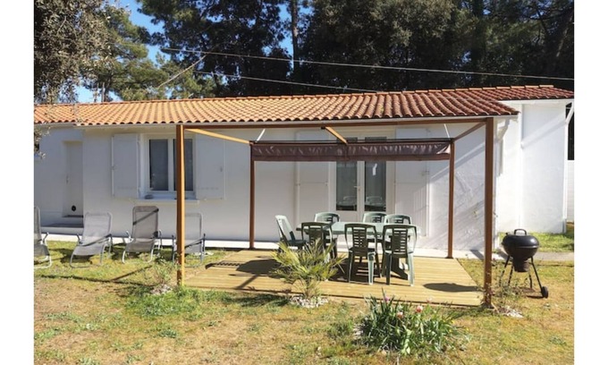 Domino House | 10 minutes walk from the beach, in a garden, house for 8 people