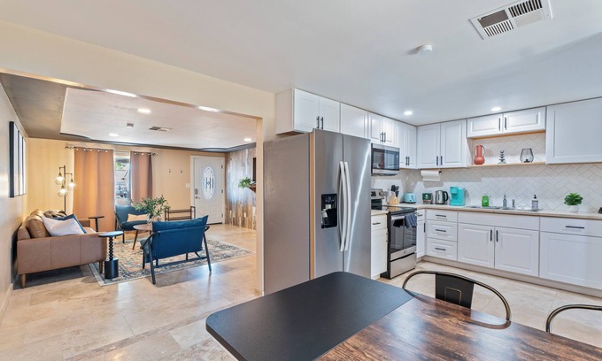 Maryvale House | 10% Off Weekly - Charming 3-bedroom house in sunny Phoenix