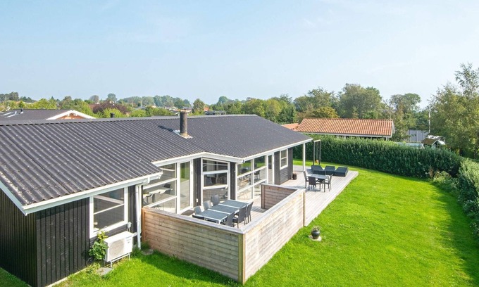 Pøt Strandby House | 10 person holiday home in Juelsminde-By Traum