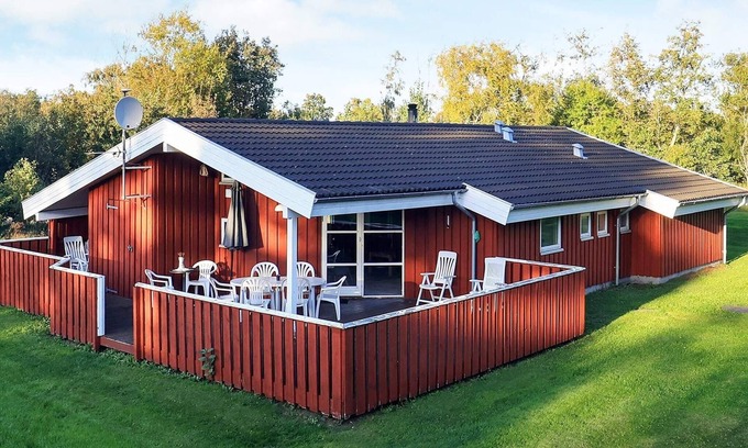Bratten Strand House | 10 person holiday home in Jerup