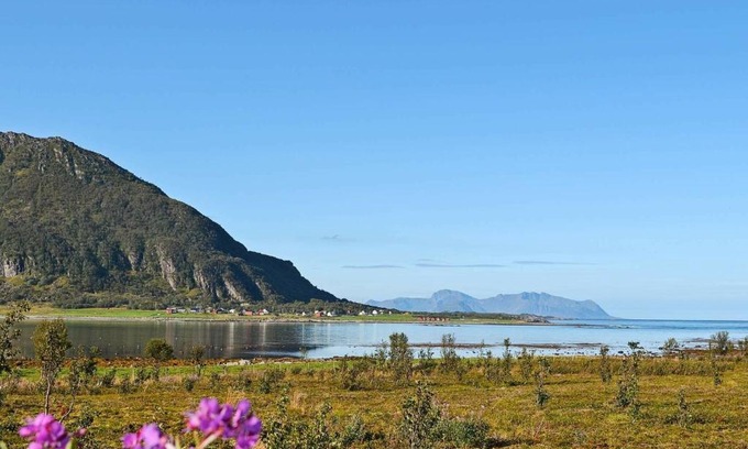 Austvagoy House | 10 person holiday home in Laukvik
