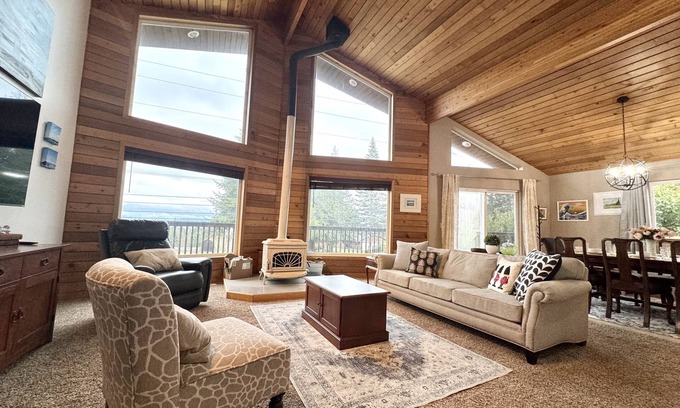 Camano Island House | 10 ppl/full house/relax/private yard/wifi/games/kid space/fire pit/uniq art