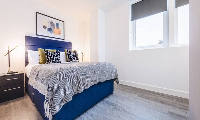 Swindon Apartment | 10 Regent Circus Apartment Central Location Long Stays