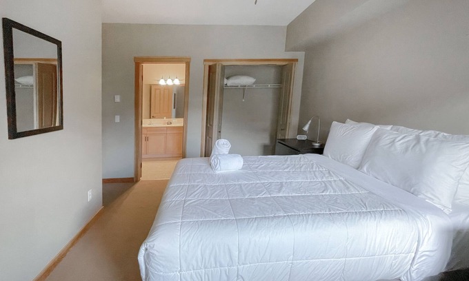 Canmore Condo | 10 sleep in 1200sqft. Condo 7Beds 3bdrm POOL&H/T24/7dk