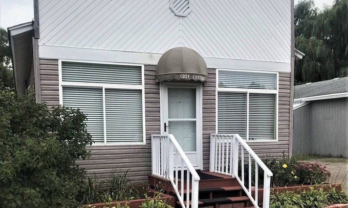 New Buffalo Cottage | 100% Ceramic tile, super sanitized, pet friendly, golf cart ride to beach.