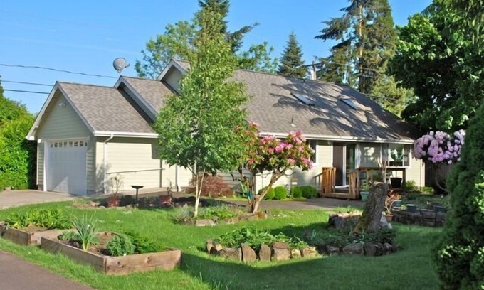 Eugene House | 100+ Five Star reviews! Central location! Value! Guest Favorite!