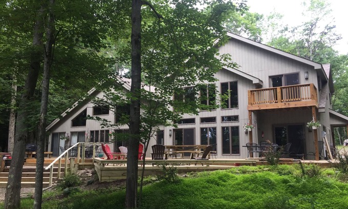 Swanton House | 100' Lakefront on Green Glade w/Private Dock, Pickleball, kayaks, A/C, 12 guest