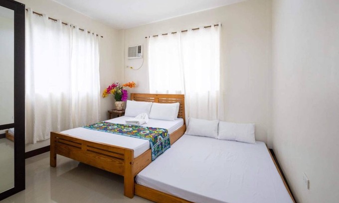 Silang Junction North House | 100 m² House ∙ 4 bedrooms ∙ 25 guests