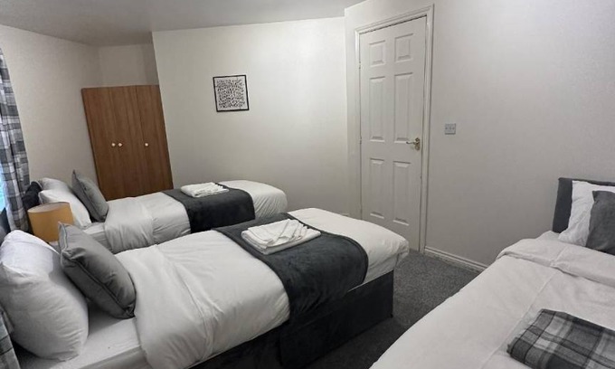 Broadheath Apartment | 100 m² Apartment ∙ 3 bedrooms ∙ 6 guests