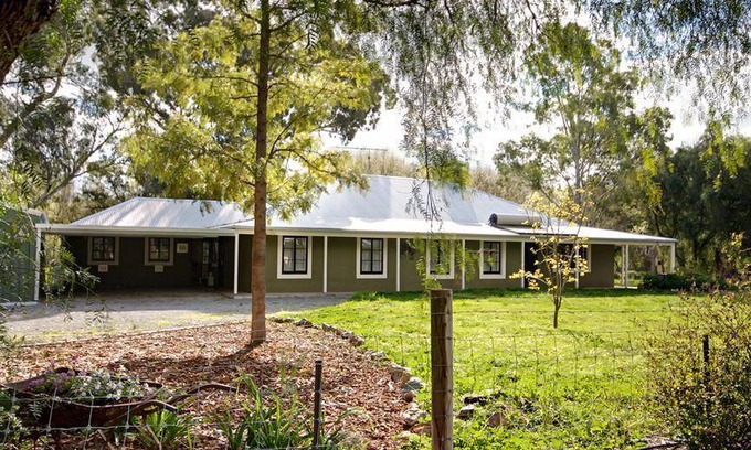 Upper Wakefield Bed & Breakfast | 100 m² Bed and breakfast ∙ 2 bedrooms ∙ 4 guests
