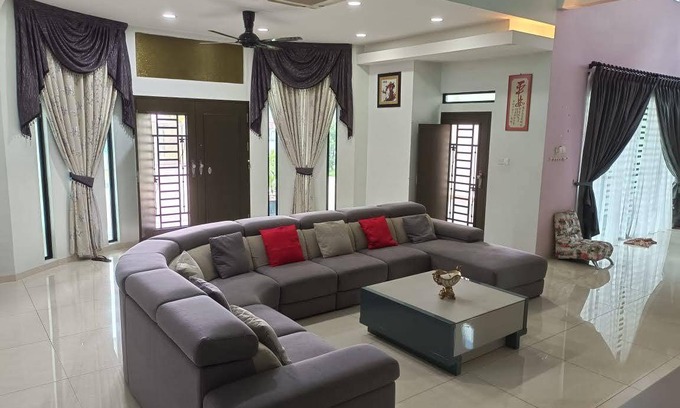 Larut House | 100 m² Bungalow ∙ 5 bedrooms ∙ 18 guests